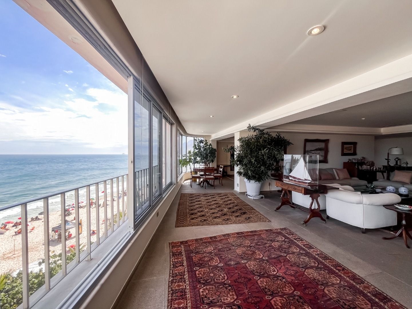 Sala de estar com vista frontal para o mar, apartamento AP0493 na Av. Francisco Bhering