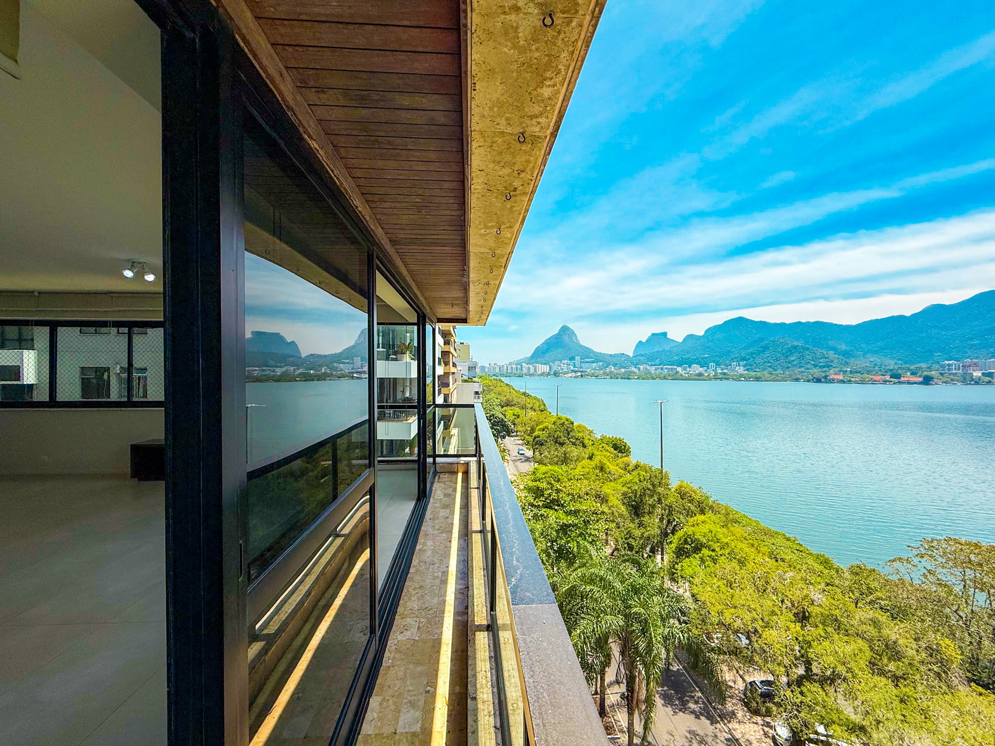 Varanda com vista frontal para a Lagoa, apartamento AP1616