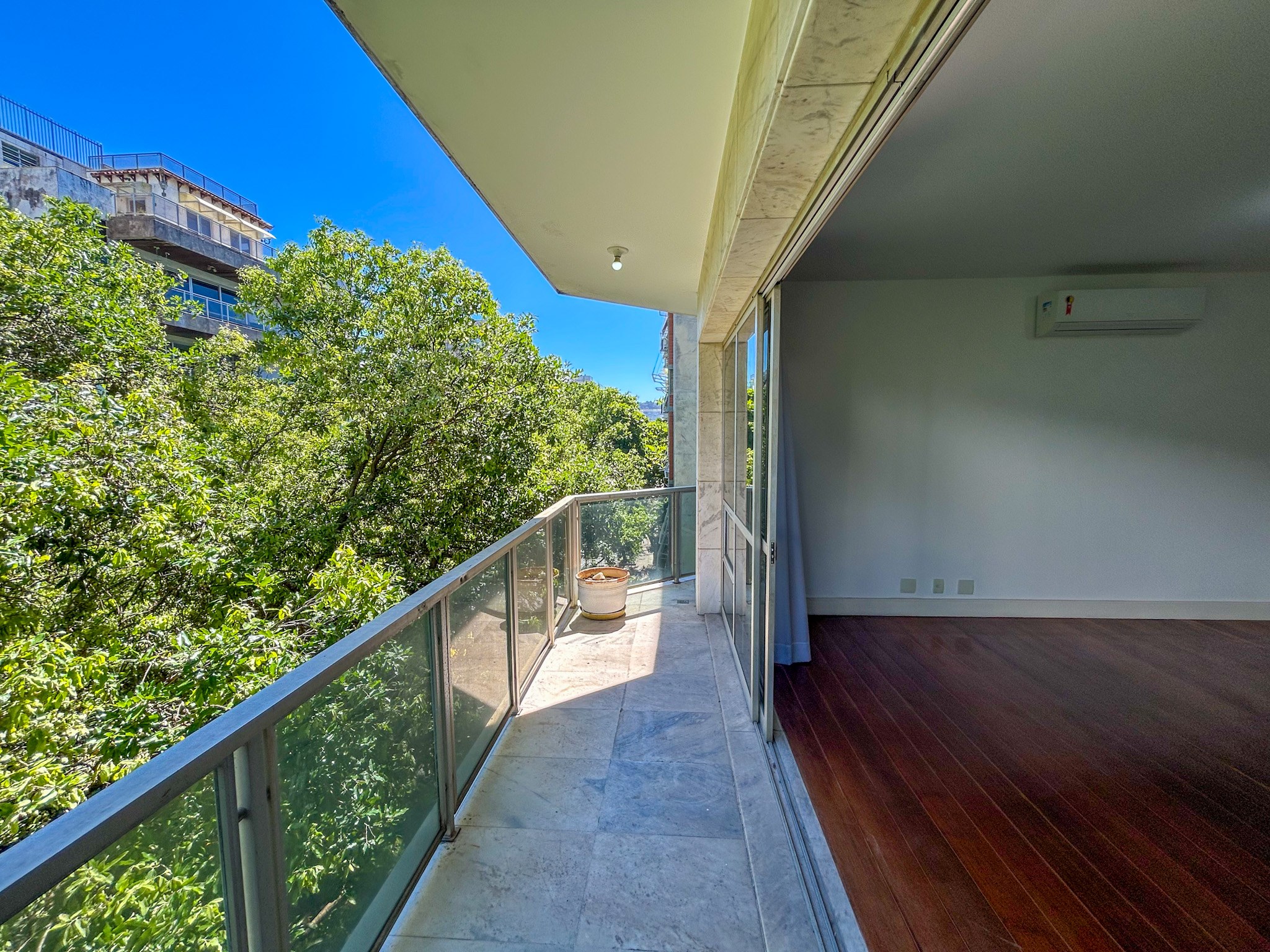 Varanda com vista para as árvores, apartamento AP1799, Ipanema