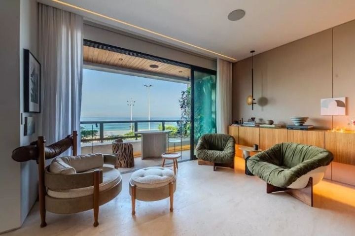 Sala de estar com vista frontal para as Ilhas Cagarras, apartamento AP2094 na Av. Vieira Souto