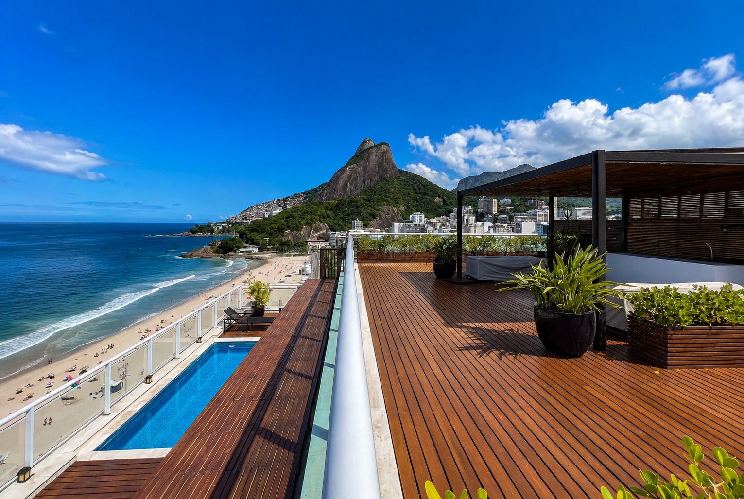 Terraço com piscina e vista panorâmica, cobertura CO0072 na Av. Delfim Moreira