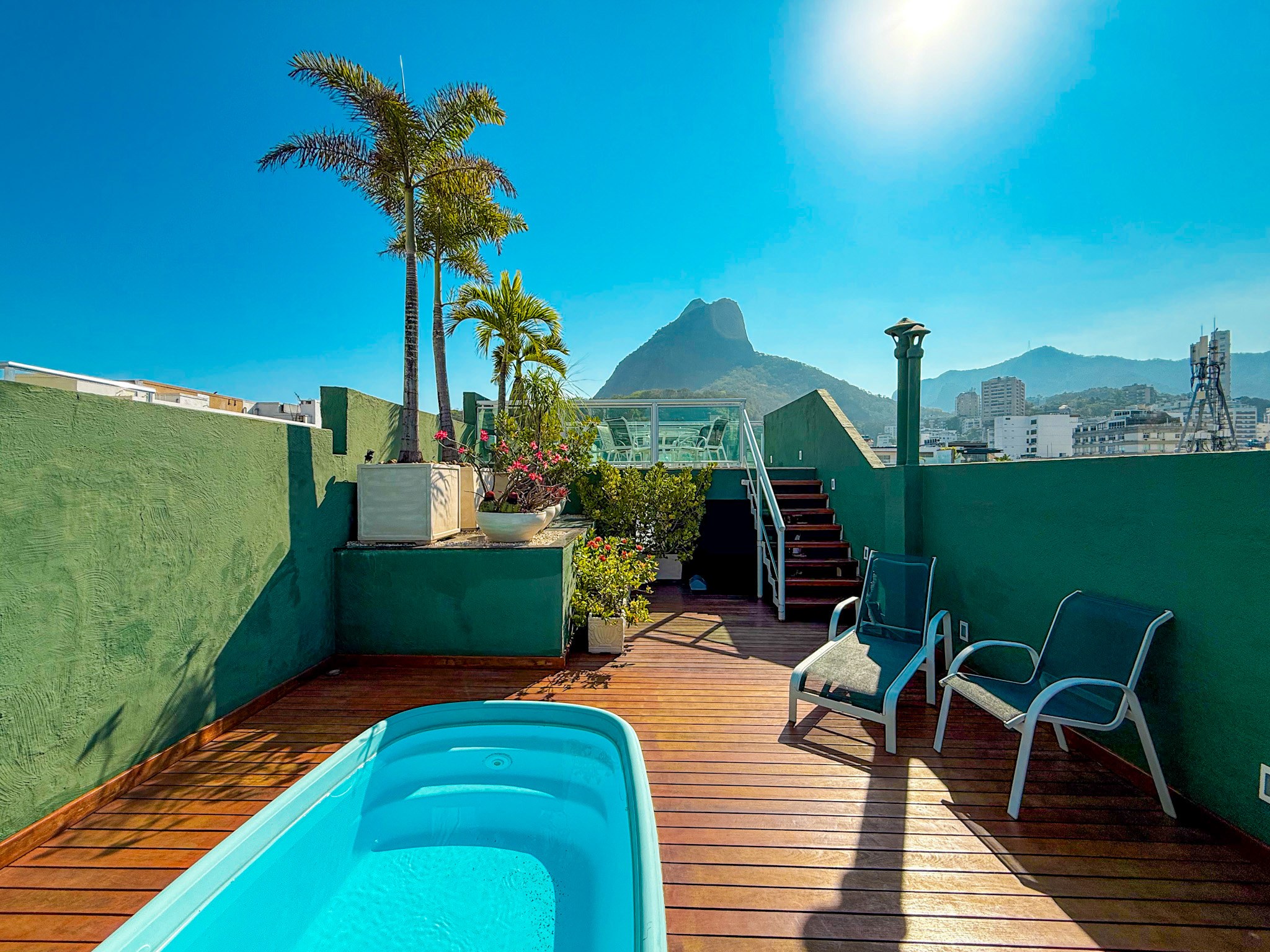 Piscina no terraço da cobertura CO0382, Leblon, vista Morro Dois Irmãos