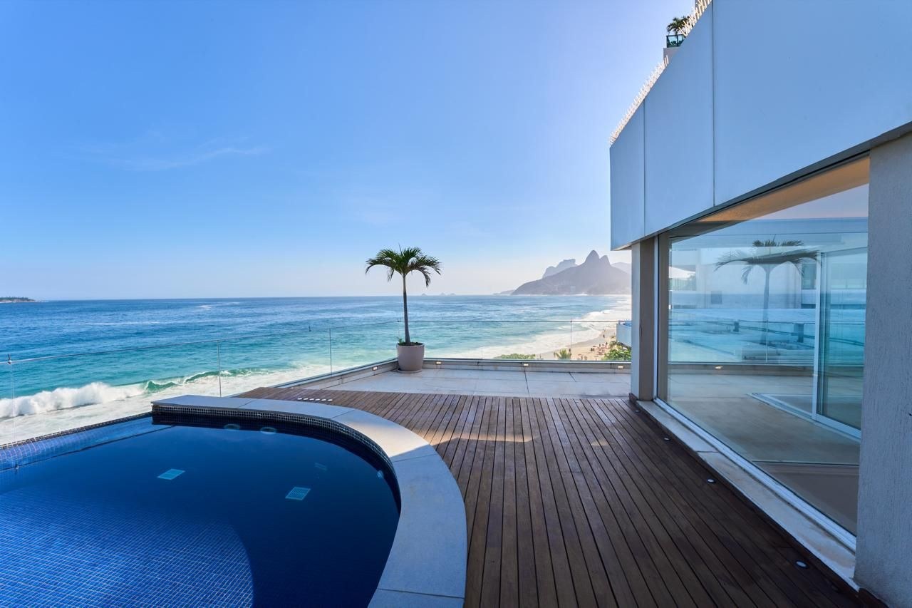 Terraço com piscina e vista frontal para o mar, cobertura CO0596 na Av. Francisco Bhering